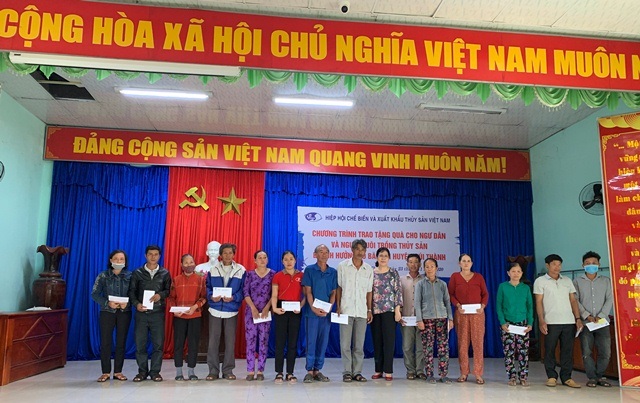 VASEP trao tặng quà cho ngư dân Quảng Nam và Quảng Ngãi