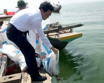 Thả cá giống xuống hồ Trị An