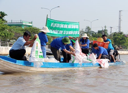 Quận Thốt Nốt (TP Cần Thơ): Thả 500kg cá giống để bảo vệ nguồn lợi thủy sản