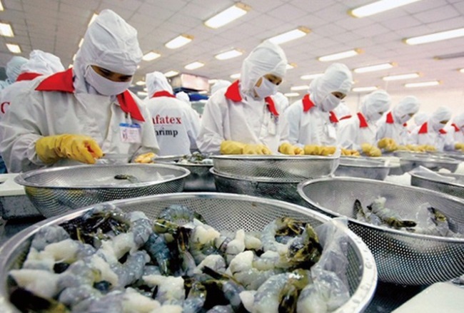 Hàng mắc tại cảng vì dịch COVID-19, kiến nghị giảm 50% phí cắm điện