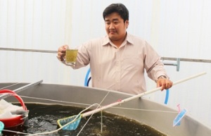 Tiến sĩ tôm: "Tôi học được nhiều từ nông dân"